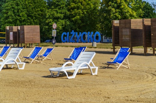 Plaża Miejska z nowymi leżakami