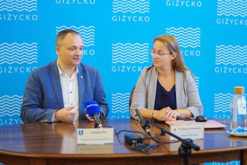 Burmistrz Giżycka Wojciech Iwaszkiewicz oraz Izabela Żbikowska z Fundacji HumanDoc podczas konferencji prasowej