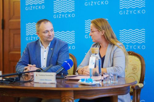 Burmistrz Giżycka Wojciech Iwaszkiewicz oraz Izabela Żbikowska z Fundacji HumanDoc podczas konferencji prasowej