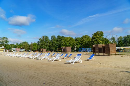 Leżaki na plaży miejskiej