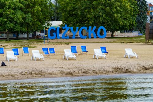 Leżaki na plaży miejskiej