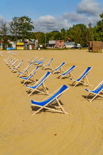 Leżaki na plaży miejskiej